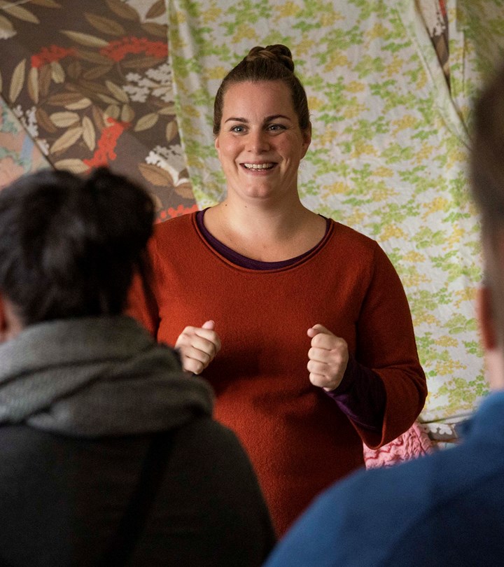 Hjørdis (Lise Baastrup) er blevet skoleleder på lilleskolen.