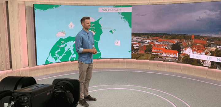 TV 2s nye vejrstudie blev taget i brug mandag 13. maj. Her er det vejrvært Andreas Nyholm, som laver prøve på en regional vejrudsigt til TV2/Nord. (Fotos: TV 2)