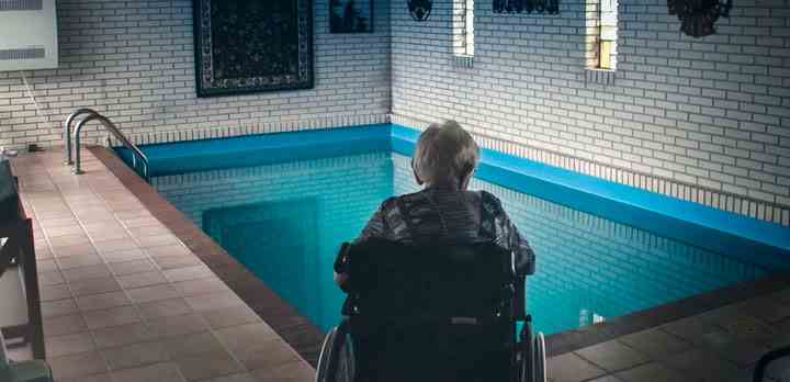 89-årige Anna Bjørslev står foran sit livs store beslutning. Hun har fået tilbudt en plejehjemsplads, men har endnu ikke besluttet, om hun skal acceptere og udskifte det store parcelhus med en plejehjemsbolig. (Foto: Moving Documentary / TV 2)