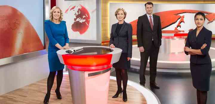 Fra søndag 17. januar kan danskerne opleve en lang række nyskabelser i 19 Nyhederne. Fra venstre: Cecilie Beck, Natasja Crone, Mikael Kamber og Divya Das. (Foto: Miklos Szabo / TV 2)