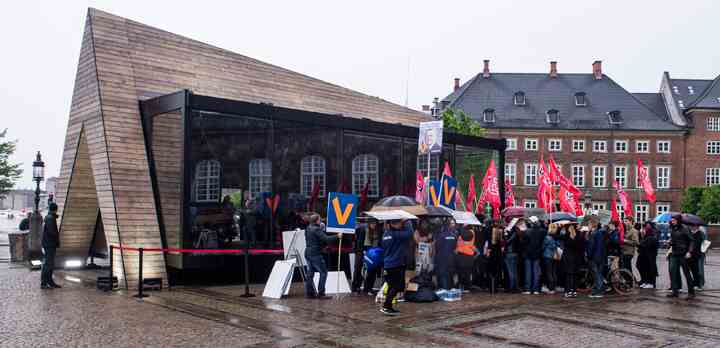 Op til valget sendte TV 2 fra valgstudiet på Christiansborg Slotsplads. (Foto: Carsten Andersen / TV 2).