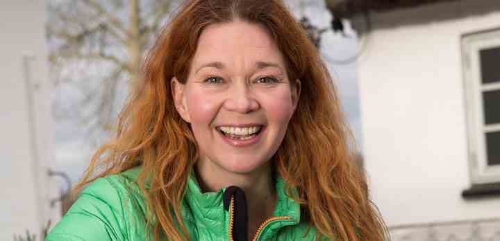 Anja Barfod, TV 2 FRIs faste haveekspert, har premiere med ny programserie, 'I haven med Anja', mandag 4. maj kl. 16.50 på TV 2 FRI. (Fotos: Per Arnesen / TV 2)