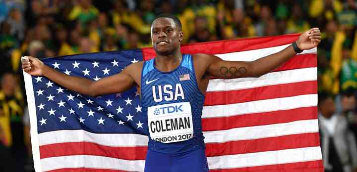 Amerikaneren Chistian Coleman fejrer sin andenplads i 100 m løb ved VM i London i 2017. (Foto: Andrej Isakovic / Ritzau Scanpix / TV 2)