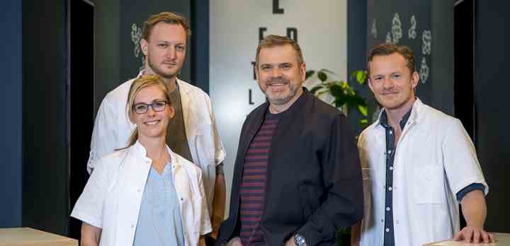 Vært Hans Pilgaard ses her sammen med de tre læger i TV 2s nye programserie 'Er der en læge til stede?' (Fotos: Lars E. Andreasen / TV 2)
