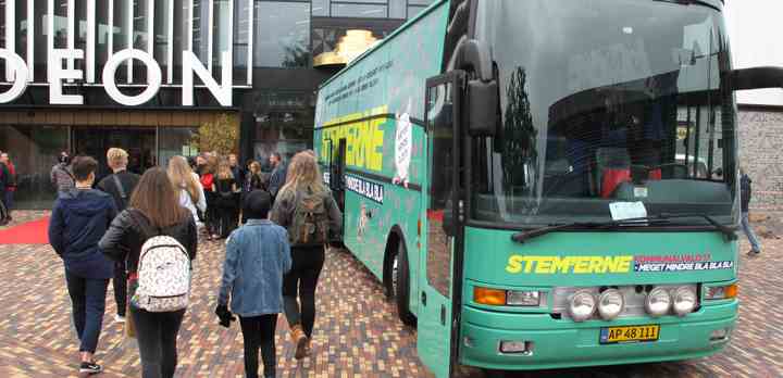 Efter kickoff-arrangementet i Odense kommer STEM'RNE og projektets kampagnebus i de kommende uger rundt på Fyn. (Fotos: TV 2)