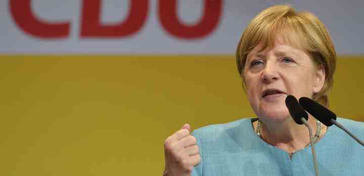 Ifølge meningsmålingerne har Angela Merkel gode muligheder for at fortsætte som Tysklands forbundskansler efter valget 24. september. Det er til gengæld helt uklart, hvilket politisk flertal hun kan bygge en kommende regering på. (Foto:  Thomas Kienzle / Scanpix / TV 2)
