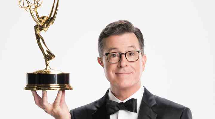 Værten i år er komikeren og tv-værten Stephen Colbert, der blandt andet er kendt fra 'The Late Show with Stephen Colbert', som han overtog da David Letterman gik på pension. Colbert har selv modtaget ni Primetime Emmy Awards i løbet af sin karriere, så han er på hjemmebane her. (Foto: John Filo / CBS / TV 2)