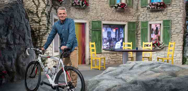 På Kvægtorvet har TV 2 opbygget et nyskabende Tour de France-studie med hovedposition i vejkanten af et hårnålesving foran en hyggelig, fransk café og med klipper og bjerge i baggrunden. (Fotos: Ebbe Rosendahl / TV 2)