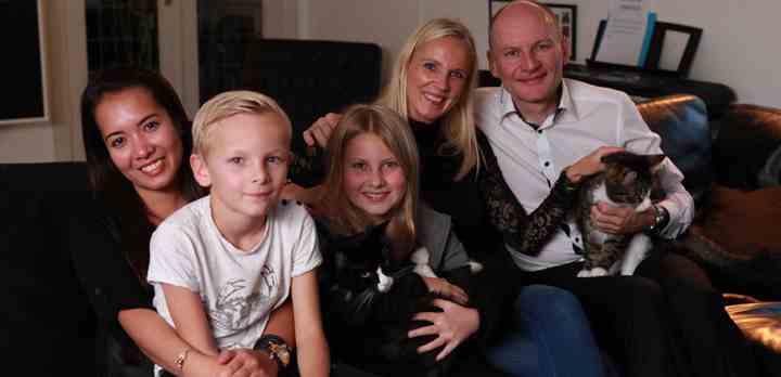 Familien Hembo i deres hjem i Herning - Christina og Claus med børnene Sophie og Marcus og deres au pair Jennifer. (Foto: Lars Juul / TV 2)