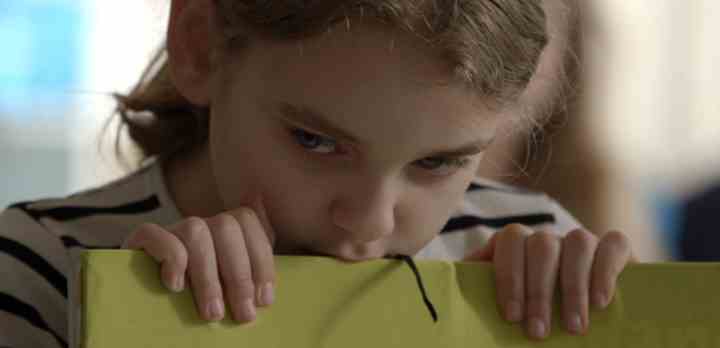 10-årige Signe lider af generaliseret angst. Hun er bange for næsten alt: Levende lys, at køre i elevator, begå fejl og tale højt i skolen. (Fotos: Hansen & Pedersen Film og Fjernsyn / TV 2) 
