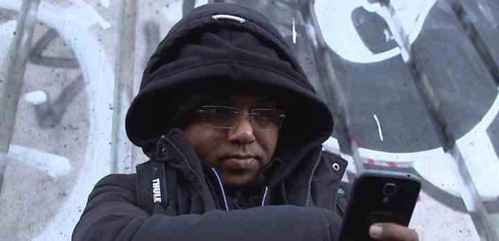 ”Hassan fra Pakistan” går undercover som illegal indvandrer i Danmark. Det bliver en rejse ind i en hemmelig verden fyldt med løgn og sorte penge, hvor det er vigtigt at opholde sig uden for myndighedernes søgelys. (Foto: TV 2)