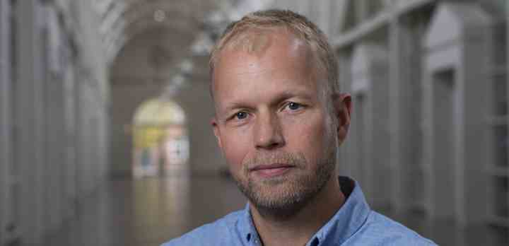 Journalist Lars Fink, TV 2 SPORT, fotograferet i Midtergangen på Kvægtorvet. (Foto: Ebbe Rosendahl / TV 2)