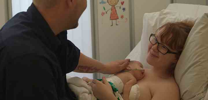 Xenia og Mathias på neonatalafdelingen med deres lille søn, Linus. (Fotos: Made in Copenhagen / TV 2)