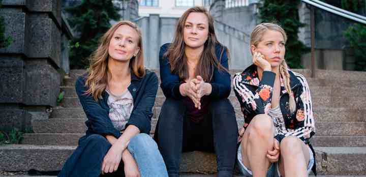 Fra venstre: Nenne (Gine Cornelia Pedersen), Elise (Siri Seljeseth)  og Alex (Alexandra Gjerpen) er tre veninder i midten af 20'erne, som famler af sted på deres vej til at blive voksne i den norske ungdomsserie 'Unge lovende' (Fotos: NRK / TV 2).