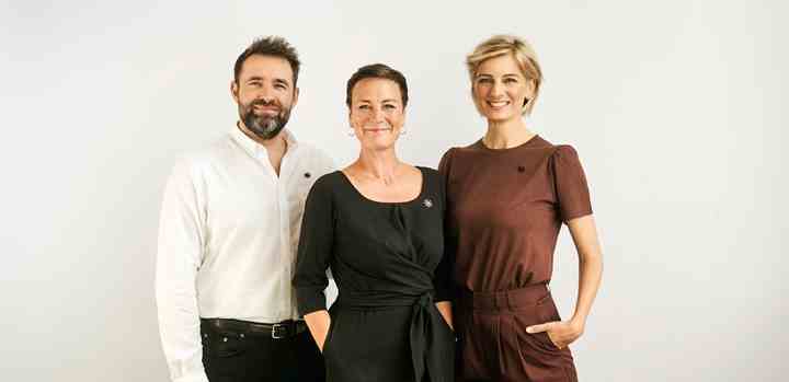 Mikkel Kryger, Janni Pedersen og Louise Wolff er værter for 'Knæk Cancer Live' lørdag 24. oktober. (Foto: Paw Friis / TV 2)