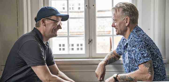 Casper Christensen og Frank Hvam åbner døren til en ny sæson af ’Klovn’, der får premiere på TV 2 PLAY i sommeren 2021. (Foto: Per Arnesen / TV 2)