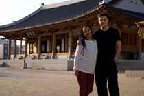 Malik og Mariam fra Blåt hold foran et tempel i Sydkorea.