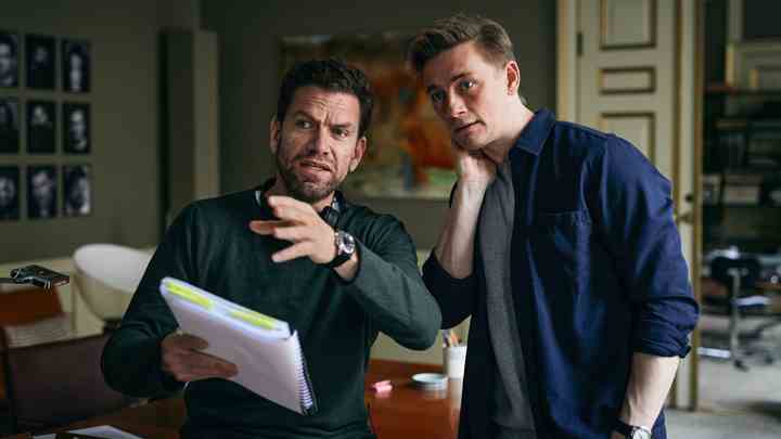 Nikolaj Lie Kaas og Esben Smed under optagelserne til den nye komediedramaserie ’Agent’, som får premiere på TV 2 PLAY og TV 2 i 2023.