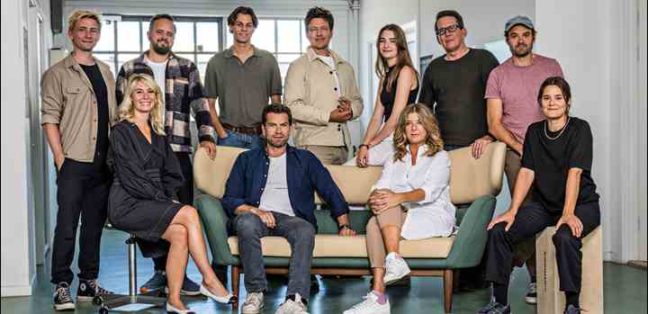 Det stjernespækkede cast til Thomas Vinterbergs nye serie 'Familier som vores'. (Foto: Per Arnesen/TV 2)
