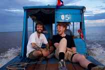 Martin og Sebastian fra grønt hold  i solnedgang på den cambodianske sø Tonle Sap i 'Først til verdens ende'. 