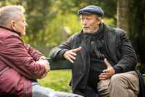Hans Pilgaard møder skuespiller Lars Mikkelsen i 'Det store spørgsmål'.