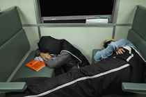 Emilie og Nadine fra rødt hold forsøger at få lidt søvn på et tog i Malaysia i 'Først til verdens ende'.