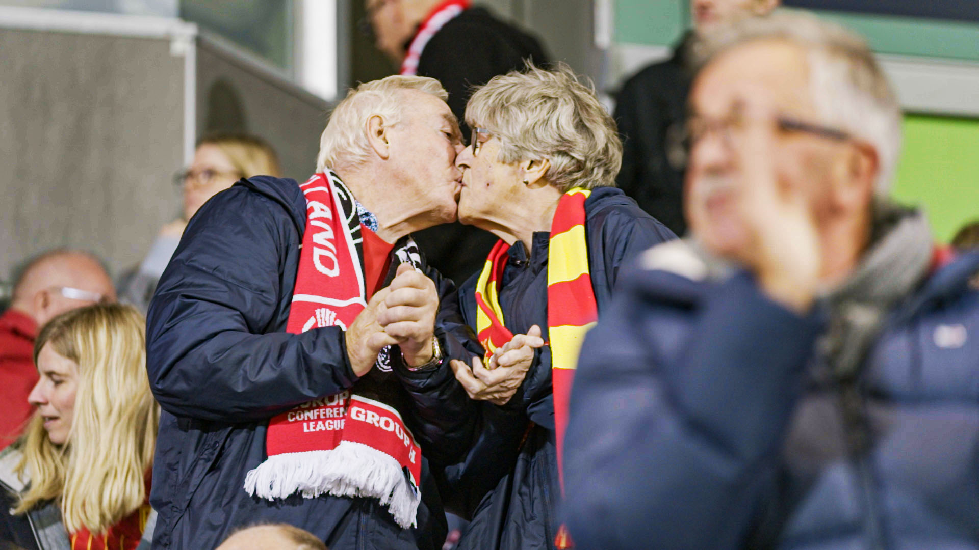 Sømand og FC Nordsjælland-entusiast Erland  inviterer sit livs store kærlighed med på stadion i 'Mere end en klub'.