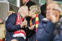 Sømand og FC Nordsjælland-entusiast Erland  inviterer sit livs store kærlighed med på stadion i 'Mere end en klub'.