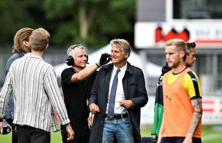 Morten Bruun (i midten) bliver iført mikrofon i forbindelse med dækningen af en superligakamp i Hobro i sommeren 2020. (Foto: Ernst van Norde / Ritzau Scanpix / TV 2)