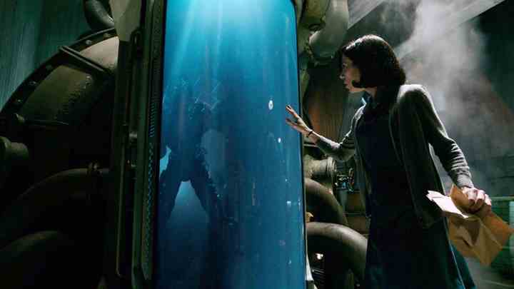 Sally Hawkins som Elisa Esposito og Doug Jones som havmanden i Guillermo del Toros Ocar-vindende eventyrfilm 'The Shape of Water'. (Foto: Fox / TV 2)