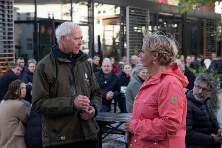 Formanden for Den Danske Naturfond, Bengt Holst, interviewes af Puk Elgård under søndagens 'Danmark redder jord'. (Foto: Lars E. Andreasen / TV 2)