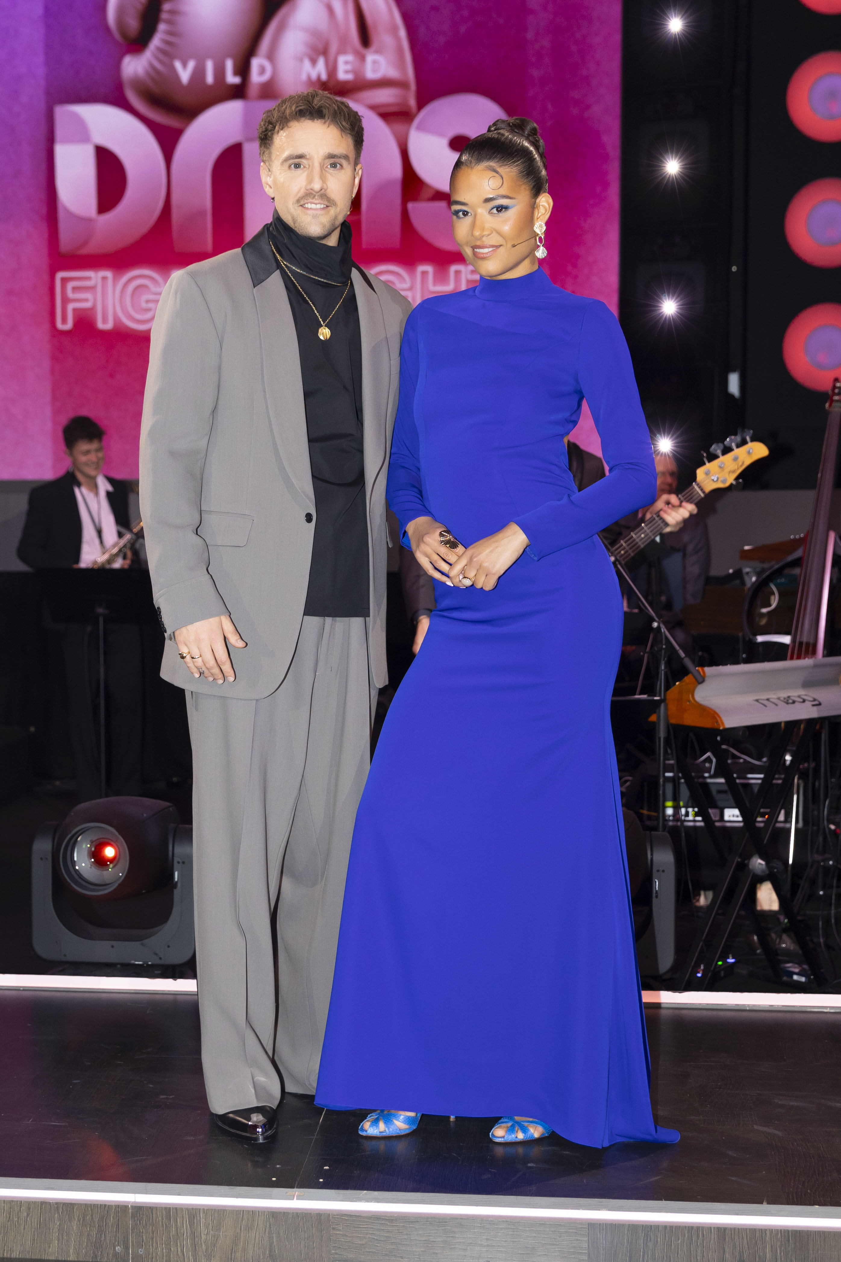 Martin Johannes Larsen og Cilia Trappaud, værter (billedet er fra sæson 21).