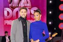 Martin Johannes Larsen og Cilia Trappaud, værter (billedet er fra sæson 21).