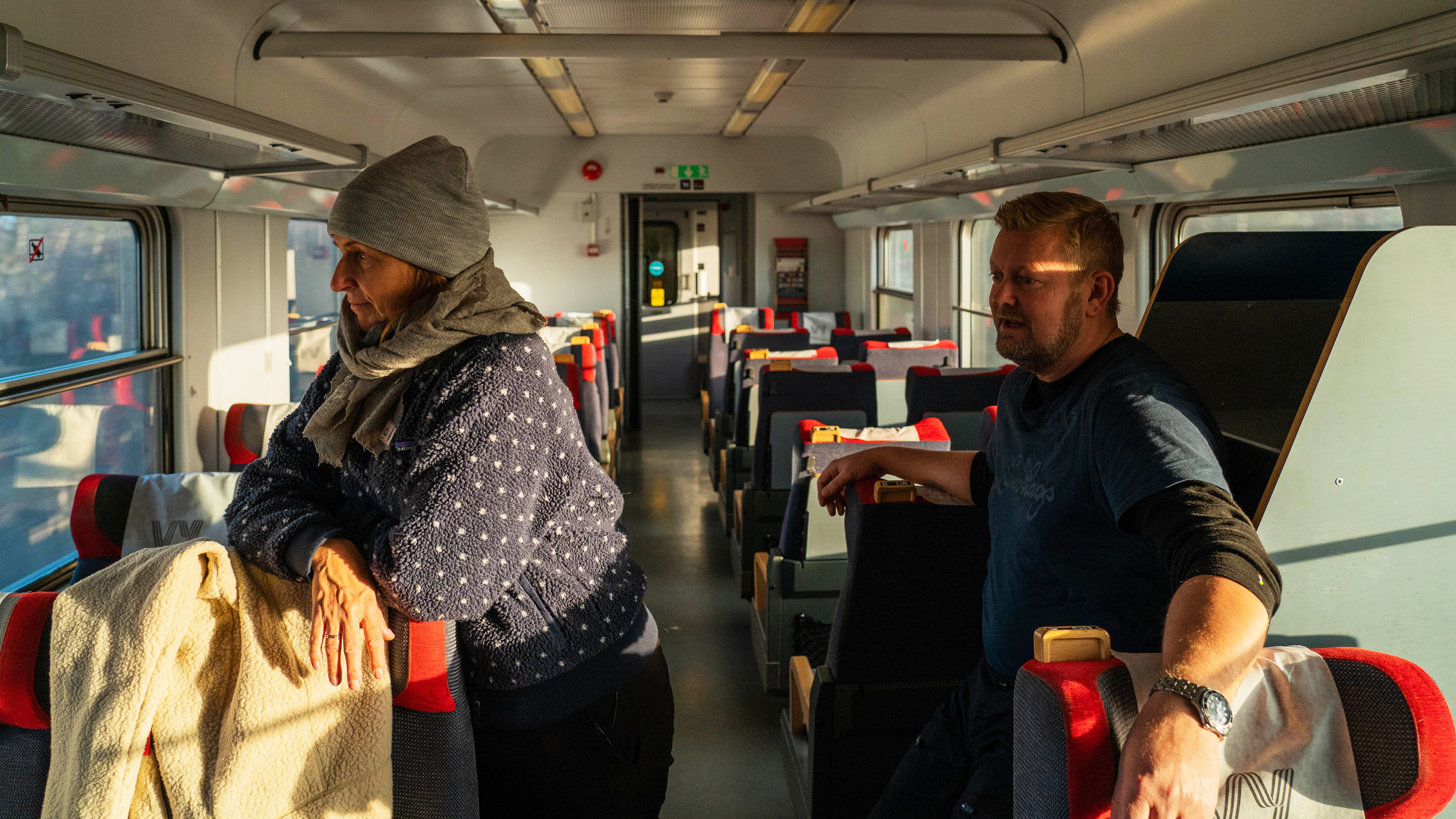 Lars og Marianne tager tog fra Stockholm til Kiruna i Sverige.