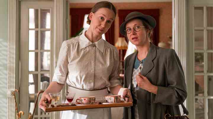 Otilia (Merete Mærkedahl) og Edith (Ulla Vejby) er tilbage på hotellet i befrielsessommeren 1945.
