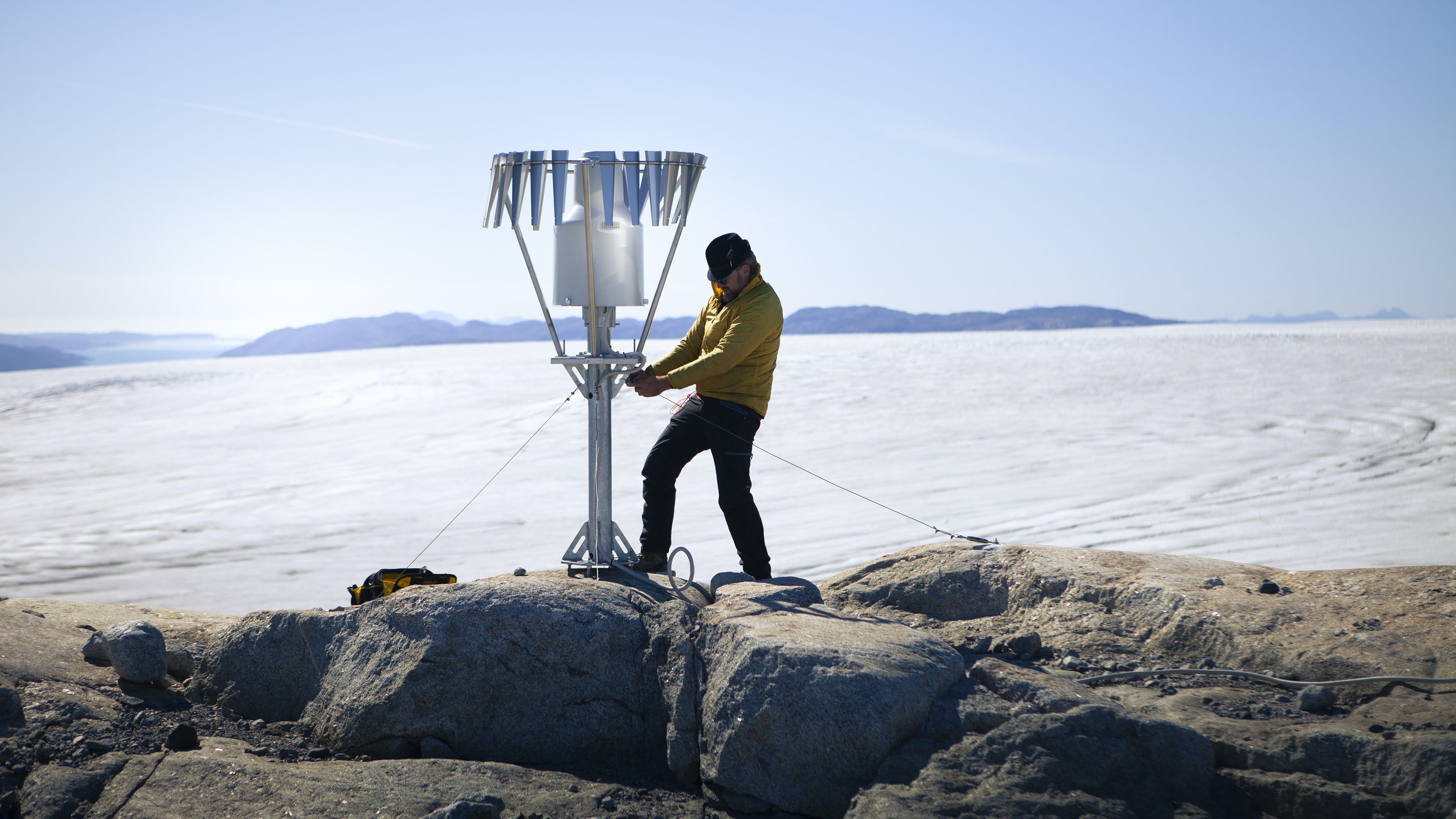 Fra den danske dokumentar 'Rejsen til isens indre’: Jason Box ved en vejrstation i Grønland. (Foto: Lars H. Ostenfeld / TV 2)
