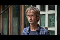 Lars Brygmann spiller psykologen Jeppe i 'Mellem os'