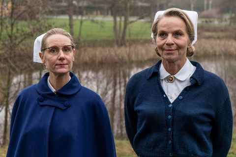 Frøken Madsen (Anette Støvelbæk) og Margrethe Lund (Benedikte Hansen). 