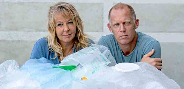 Puk Elgård og Morten Spiegelhauer undersøger, hvor meget plastik vi omgiver os med, og hvor det ender, når vi ikke længere har brug for det. (Foto: Carsten Andersen / TV 2)