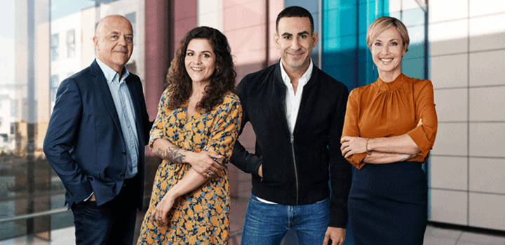 Værterne i TV 2s kommende aktualitets-talkshow er (fra venstre) Jes Dorph-Petersen, Petra Nagel, Abdel Aziz Mahmoud og Natasja Crone. (Foto: Ulrik Jantzen / TV 2)