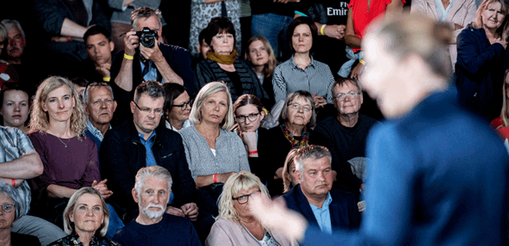 En af TV 2s meget store fornyelser i valgdækningen i 2019 var Valgfolkemødet på Kvægtorvet, hvor vælgernes dialog med politikerne var i fokus i mange debatter. Billedet er fra en af Valgfolkemødets tre partilederstafetter, hvor Mette Frederiksen (S) (med ryggen til) besvarede spørgsmål fra publikum. (Foto: Jens Wognsen / TV 2) 