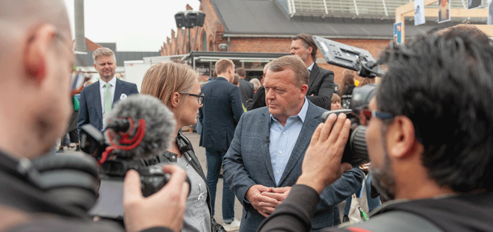 Statsminister Lars Løkke Rasmussen (V) brugte nogle timer på at komme rundt på Valgfolkemødet på Kvægtorvet. (Foto: René Damkær)