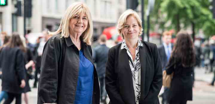 I den seneste uge har TV 2-korrespondenterne Lotte Mejlhede og Ulla Terkelsen rapporteret fra forskellige egne af Storbritannien. (Fotos: Søren Branick Juhl / TV 2)