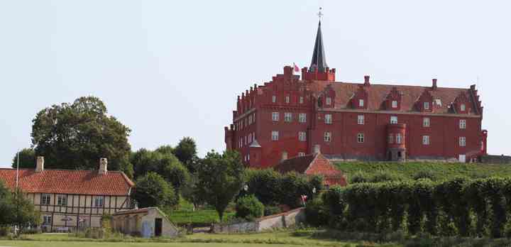 Tranekær Slot på Langeland er et af ud af de seks slotte og godser, som Lene Beier besøger i TV 2s nye programserie. (Fotos: Martin Lund / TV 2)