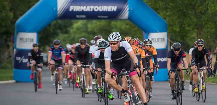 FIRMATOUREN sigter mod at blive Danmarks største cykelløb for virksomheder – og med tilmeldinger fra masser af små og store virksomheder er ambitionen godt på vej til at blive indfriet. (Foto: TV 2)