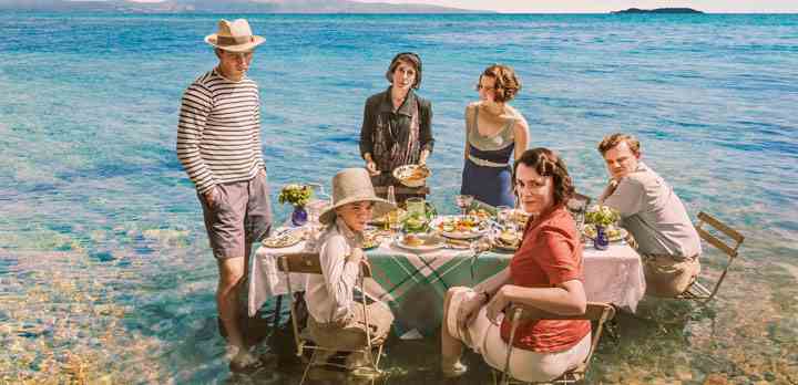 Josh O'Connor som Larry Durrell, Milo Parker som Gerry Durrell, Anna Savva som Lugaretzia, Daisy Waterstone som Margo Durrell, Keeley Hawes som Louisa Durrell og Callum Woodhouse som Leslie Durrell. (Foto: BBC / TV 2)
