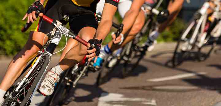 FIRMATOUREN består at to cykelløb - ”RacerTouren” (75 km.) og ”MotionsTouren” (25 km.) – og dermed tilgodeses både den helt almindelige cyklist med cykelkurv og den mere trænede motionist, der ønsker både længere distancer og et konkurrenceelement indbygget. (Foto: TV 2)