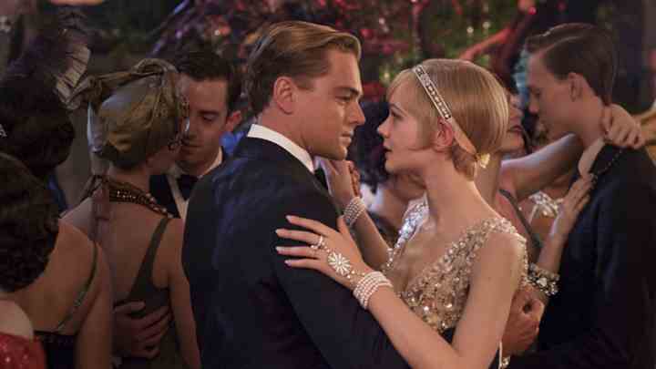 Leonardo DiCaprio som Jay Gatsby og Carey Mulligan som Daisy Buchanan i Baz Luhrmanns thriller-drama 'Den store Gatsby' fra 2013. (Foto: TV 2)