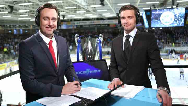 Jimmy Bøjgaard (tv) og Lasse Degn er kommentatorerne, når TV 2 SPORT og TV 2 PLAY sender direkte fra U20 VM i ishockey i Helsinki. (Foto: Jan Korsgaard / TV 2)