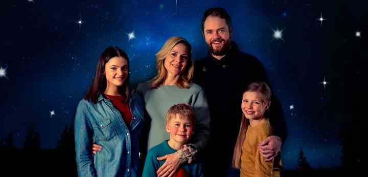 Årets familiejulekalender på TV 2, ’Juleønsket’, handler om alt det, der binder os sammen. På billedet ses Julie (Olivia Hillingsø) - yderst til højre - med sin halvstoresøster Mie (Marie Boda), mor Vidgis (Signe Skov), far Karsten (Esben Dalgaard) og lillebror Toke (Pelle Falk Krusbæk). (Foto: Per Arnesen / TV 2)